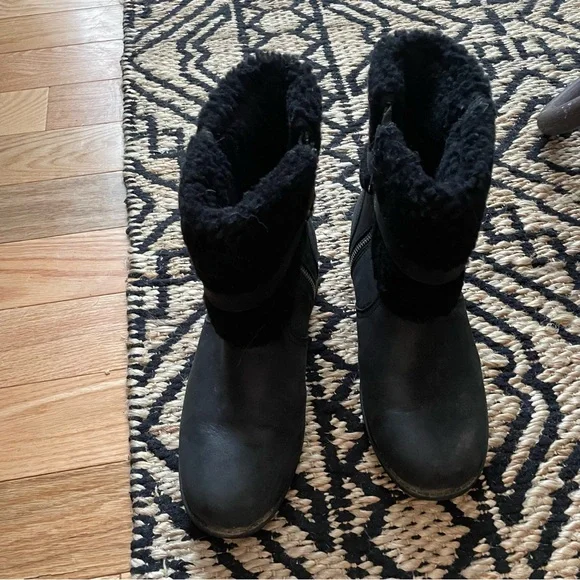 UGG Womens Short Boot Size 8.5 Blayre II Black Fur Wood Heel Buckle - Picture 12 of 14